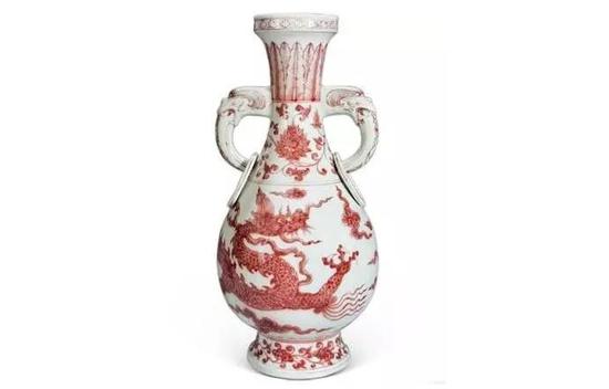 明洪武 釉裏紅雲龍紋雙龍耳瓶，2013年澳門中信春季拍賣會，以(yǐ)9385.2萬元人(rén)民币成交。