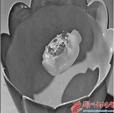  水上(shàng)漂瑪瑙鼻煙壺飄浮在(zài)水面上(shàng)情形。 