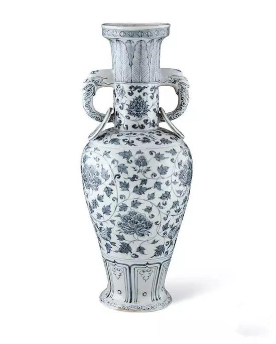 洪武青 花纏枝牡丹紋龍耳瓶，高58cm，器形典雅，畫工精美，瓶紋飾層次分明，疏朗，青花色澤沉靜，青料聚集處有凝滞的(de)黑斑。其最高拍賣價格爲(wéi / wèi)澳門中信在(zài)2012年秋季拍賣會拍出(chū)，成交價爲(wéi / wèi)6.3億元人(rén)民币。